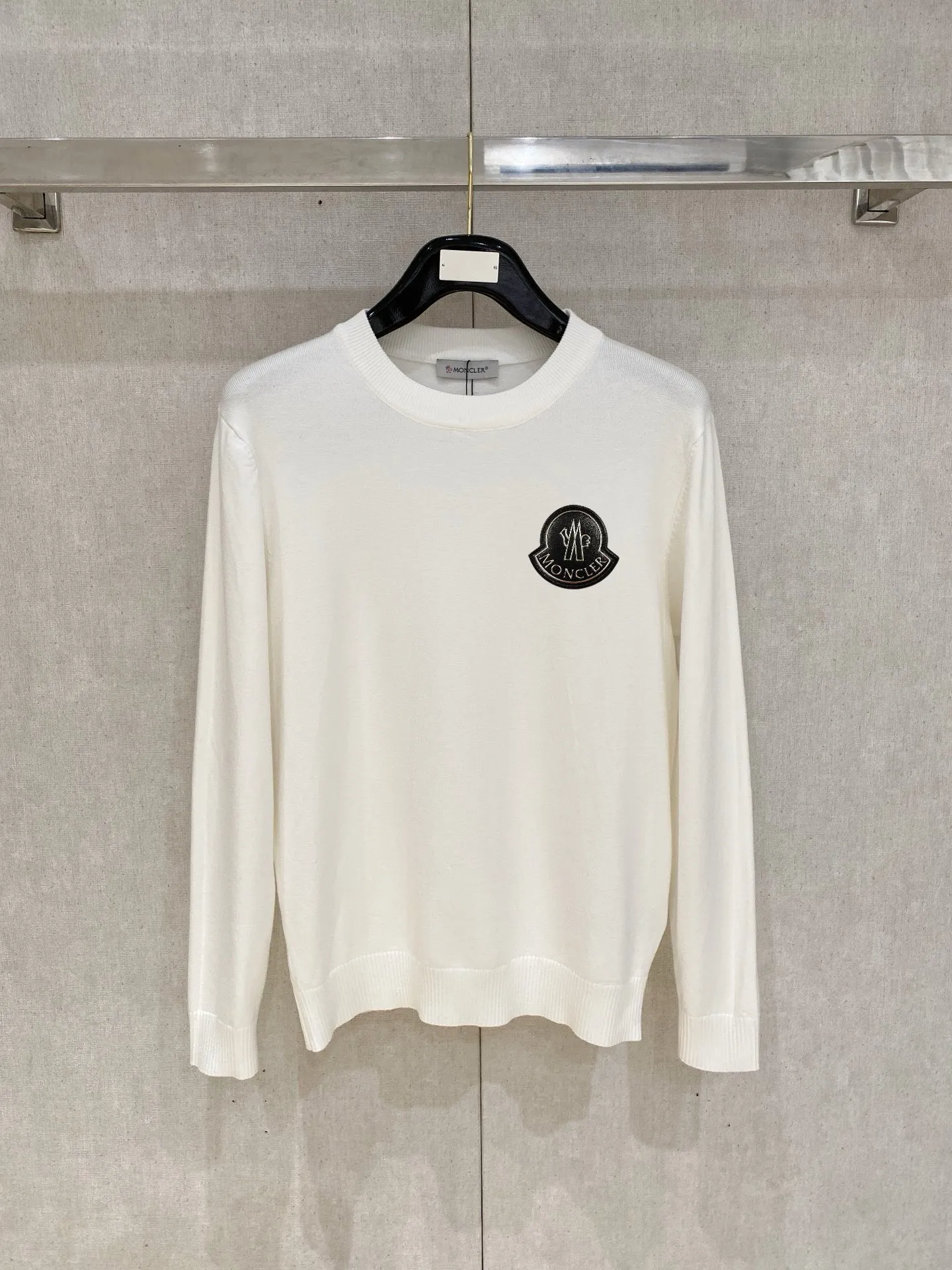 P110，〖 𝐌𝐎𝐍𝐂𝐋𝐄𝐑~ 〗 Premium Series Premium Factory Quality 、 、 ： Black White Sizes：M L XL 2XL 3XL